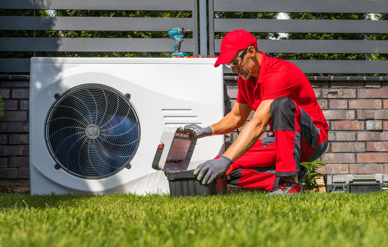 Ein professioneller Wärmepumpentechniker installiert ein neues Gerät.
